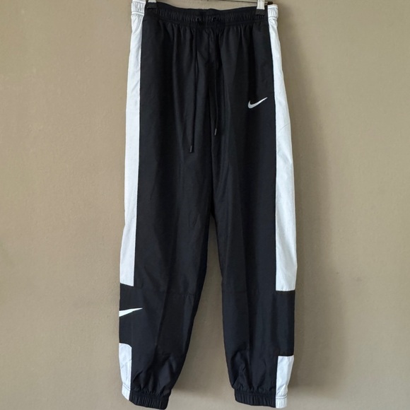 NWT NIKE Sportswear Repel Women's Lightweight Track Pants S - Picture 4 of 8